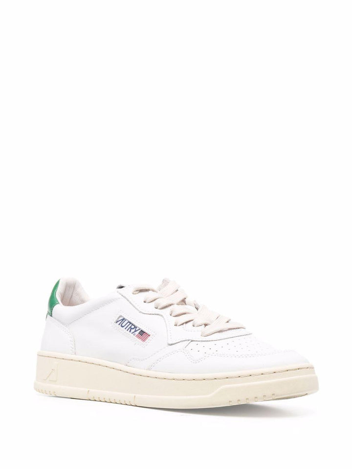 Sneakers bianche con logo 