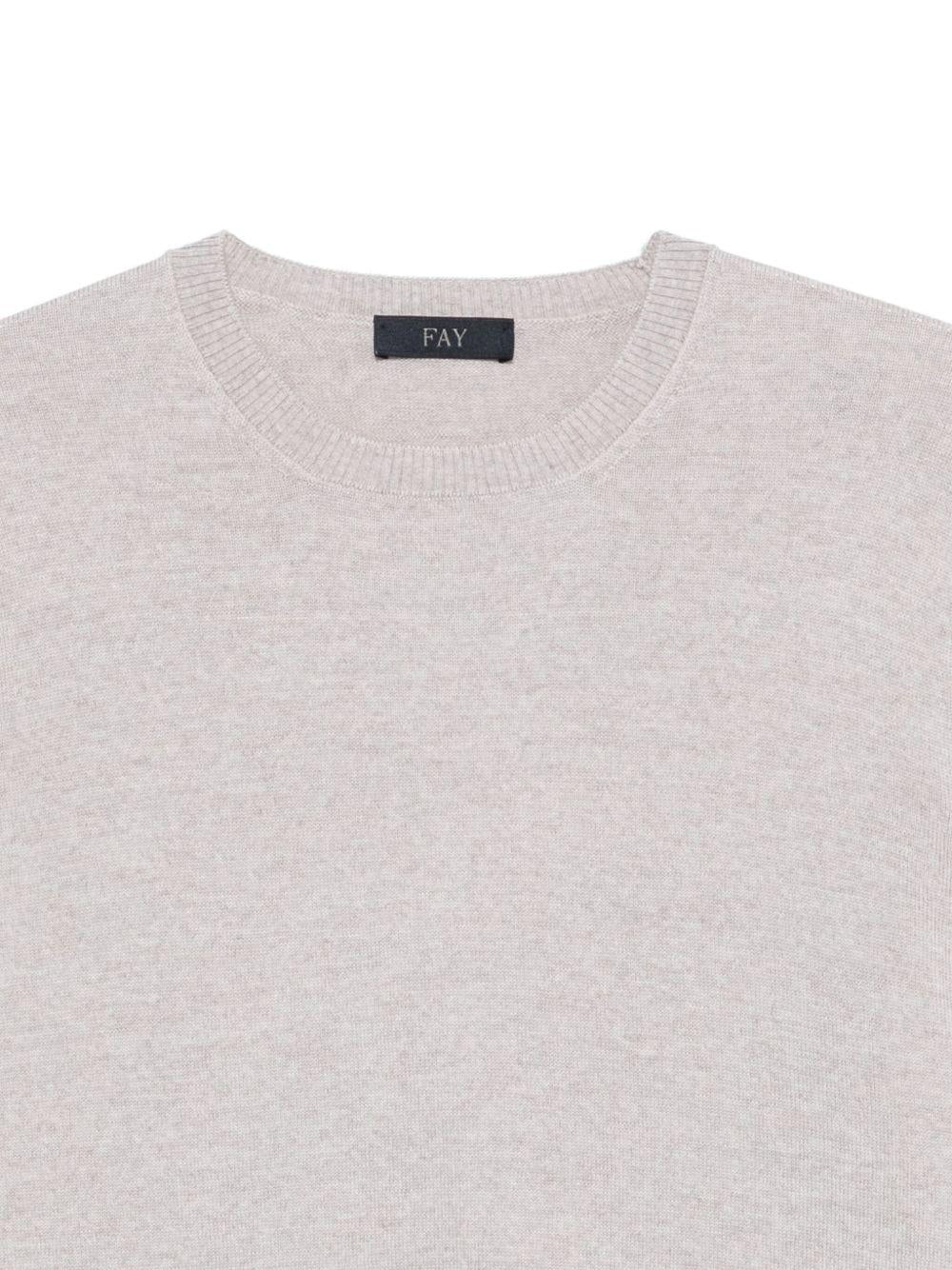 Maglione grigio con scollo rotondo
