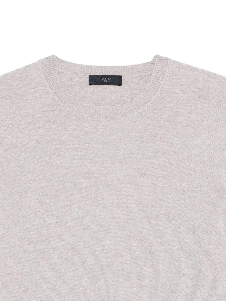 Maglione grigio con scollo rotondo