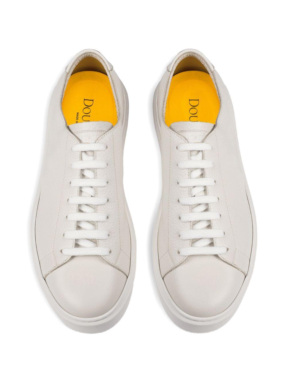 Sneakers bianche in pelle con lacci 