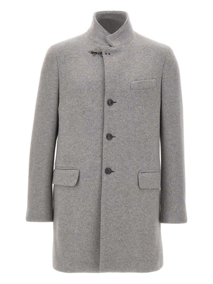 Cappotto grigio con colletto rialzato 