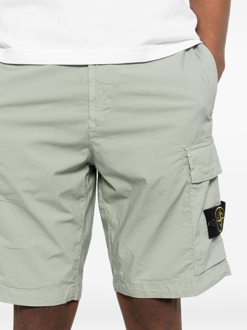 Cargo shorts sage con logo patch 
