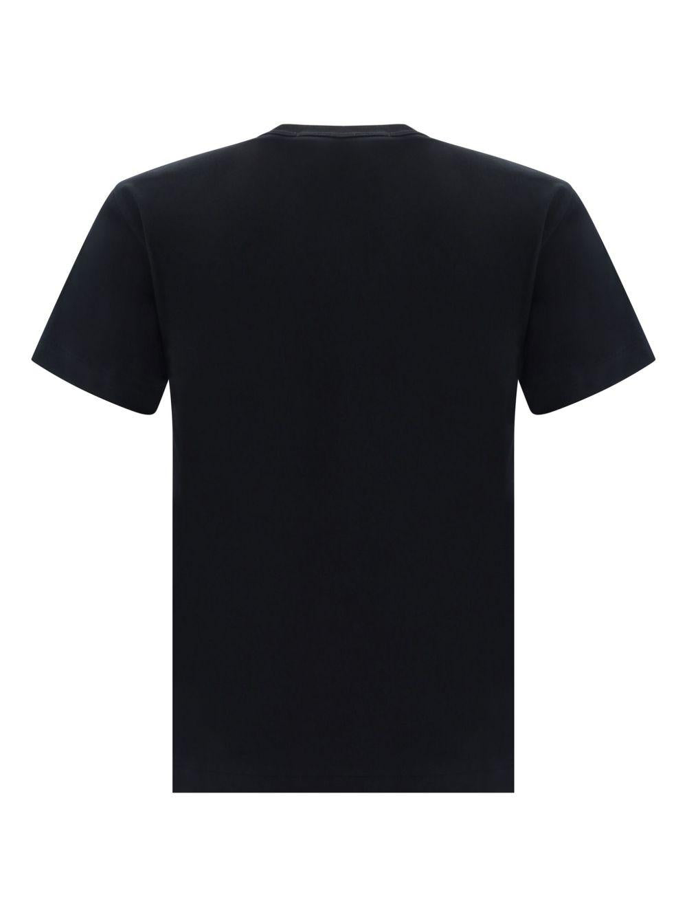 T-shirt nera con stampa cuore rosso 