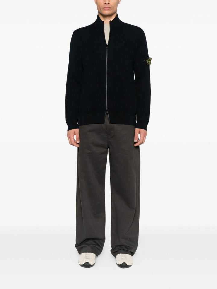 Cardigan blu scuro a coste con zip e collo alto 
