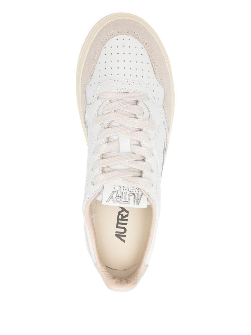 Sneakers medalist 