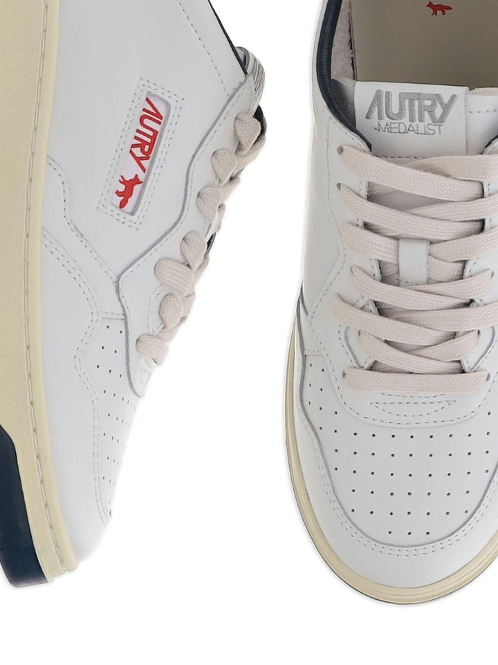 Sneakers bianche in pelle con dettaglio blu 