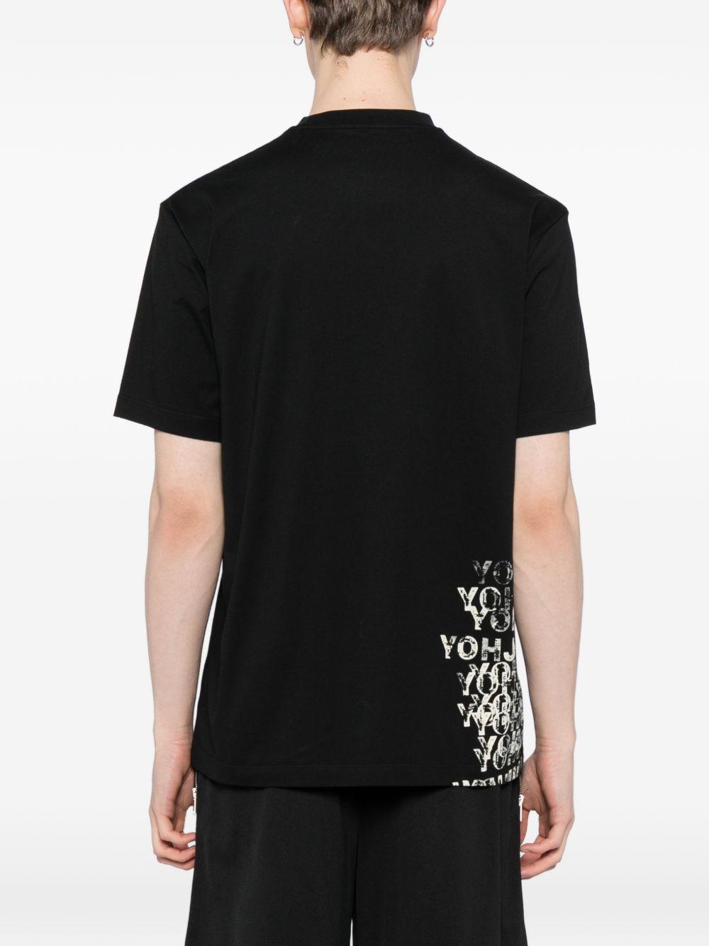 T-shirt nera con stampa frontale 