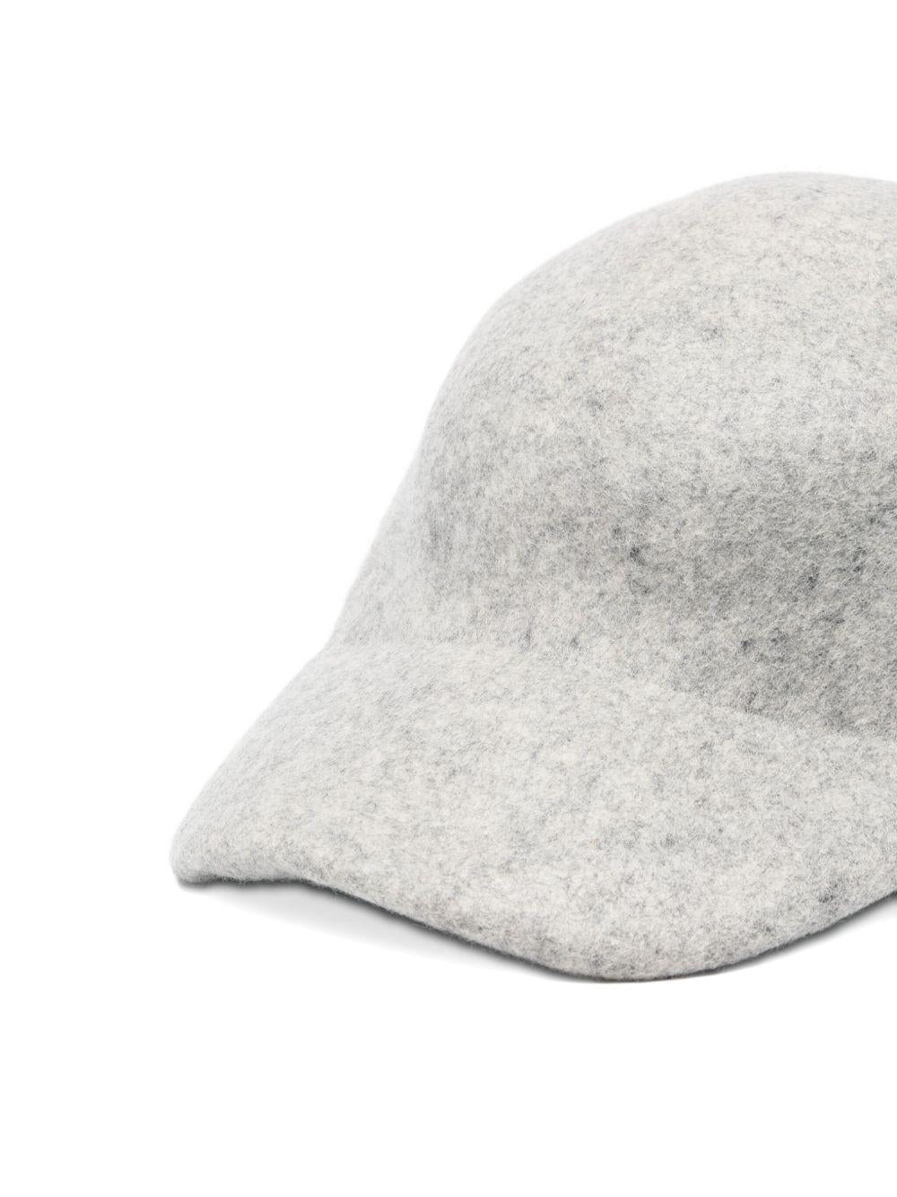 Cappello grigio con visiera curva 