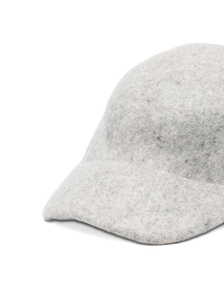 Cappello grigio con visiera curva 