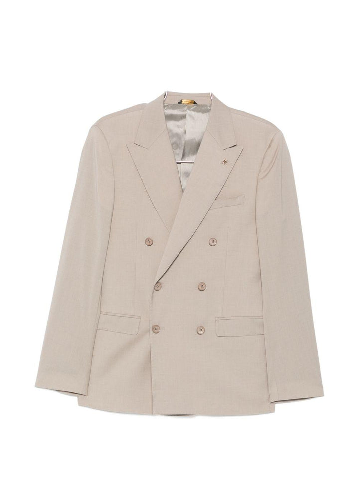 Abito beige doppiopetto con spilla sul revers 