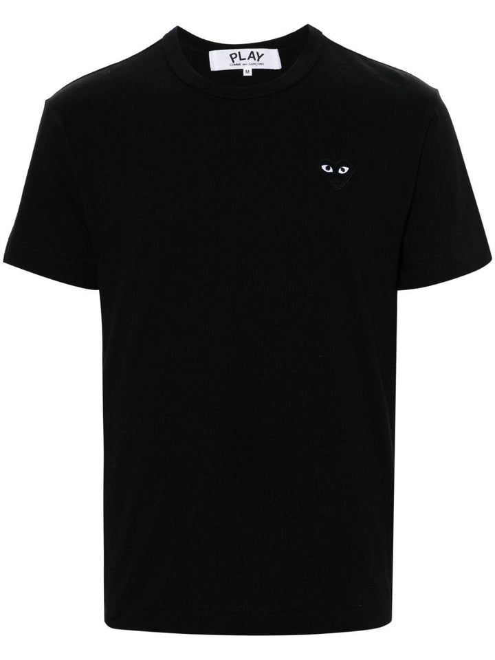 T-shirt nera e bianca con applicazione cuore 