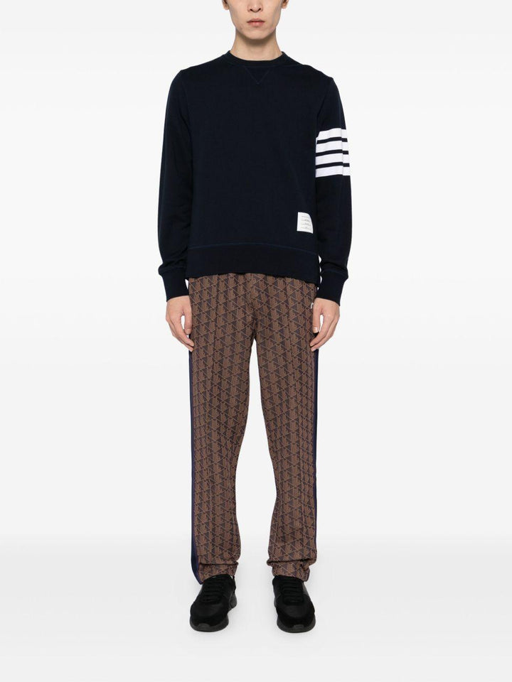 Pantaloni marrone scuro con applicazione logo 