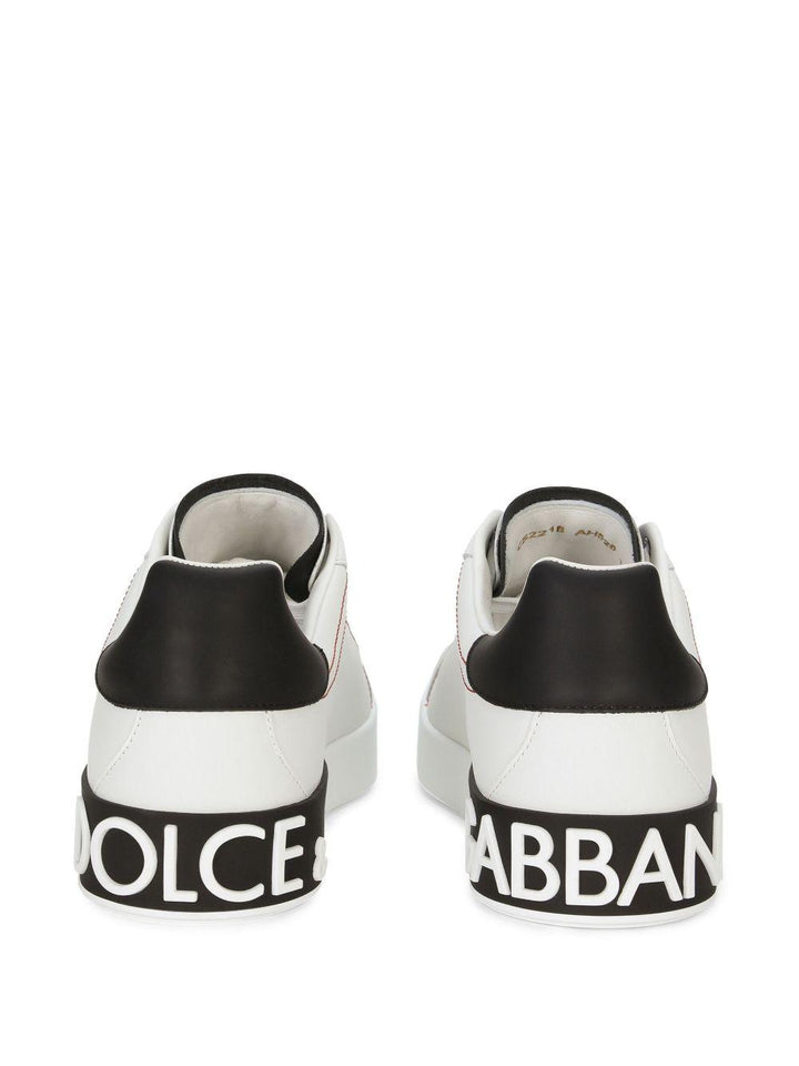 Sneakers bianche in pelle con patch logo 