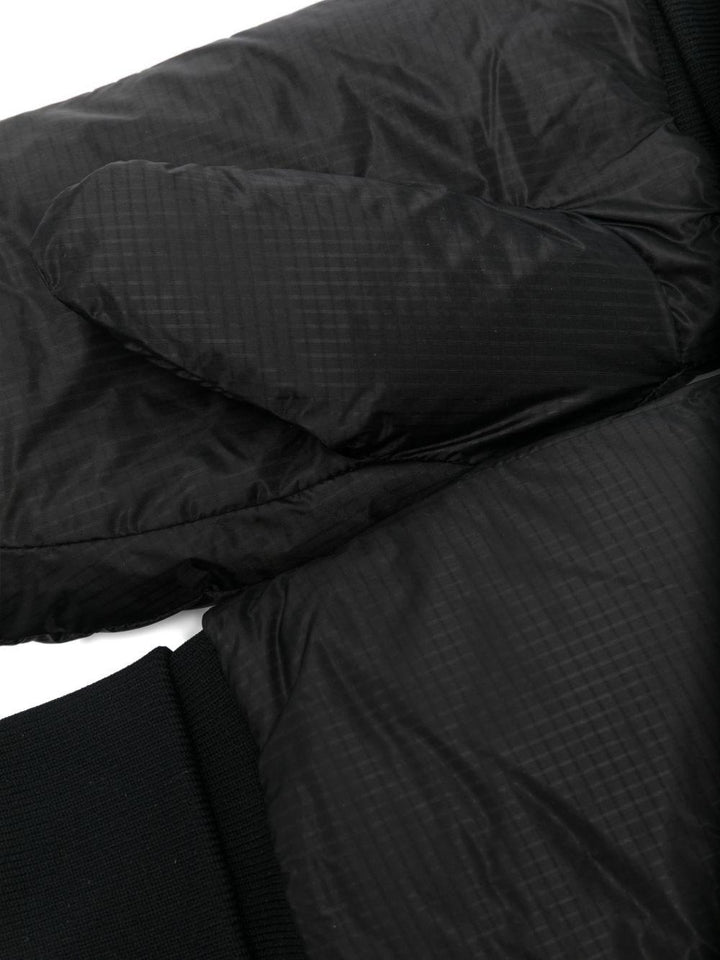 Muffole imbottite con logo nero 