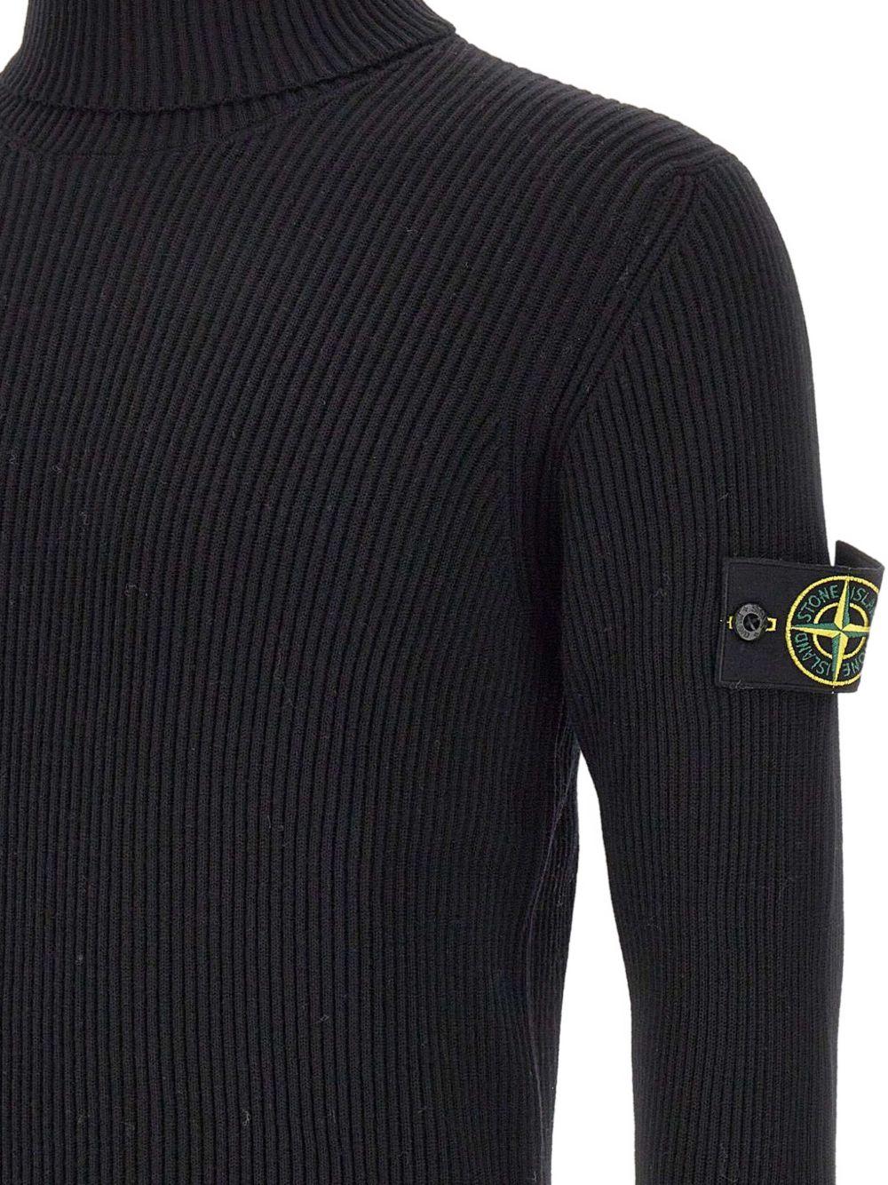 Maglione nero a coste con collo alto