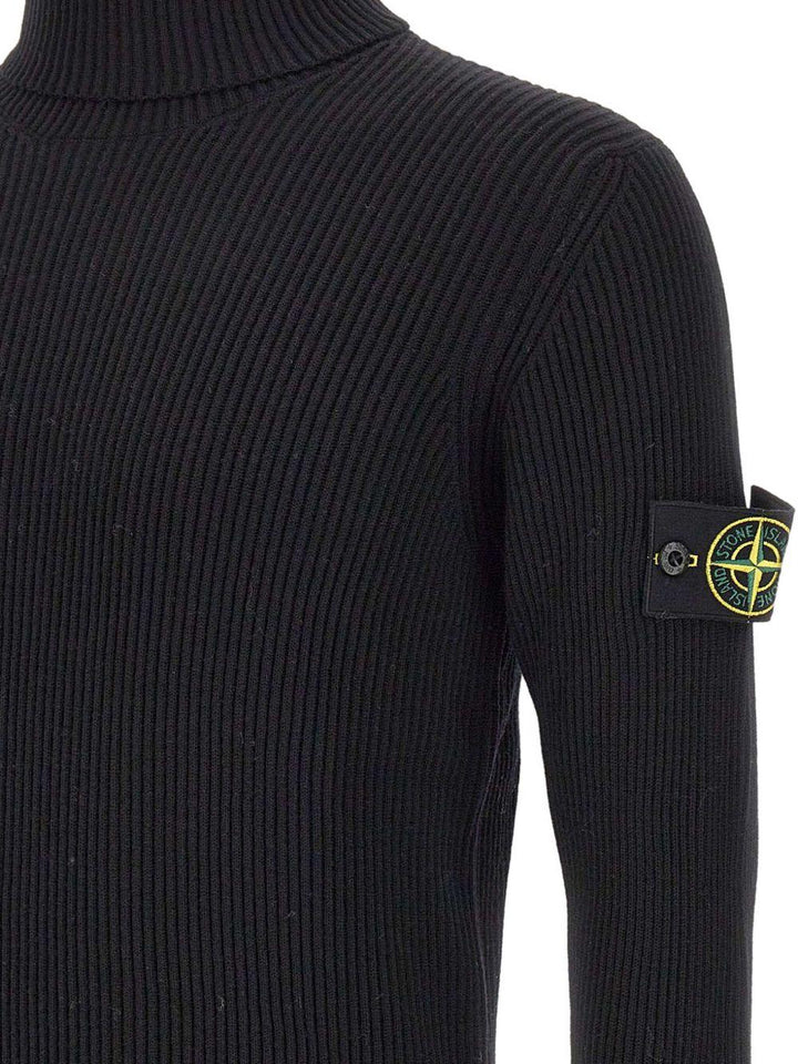 Maglione nero a coste con collo alto