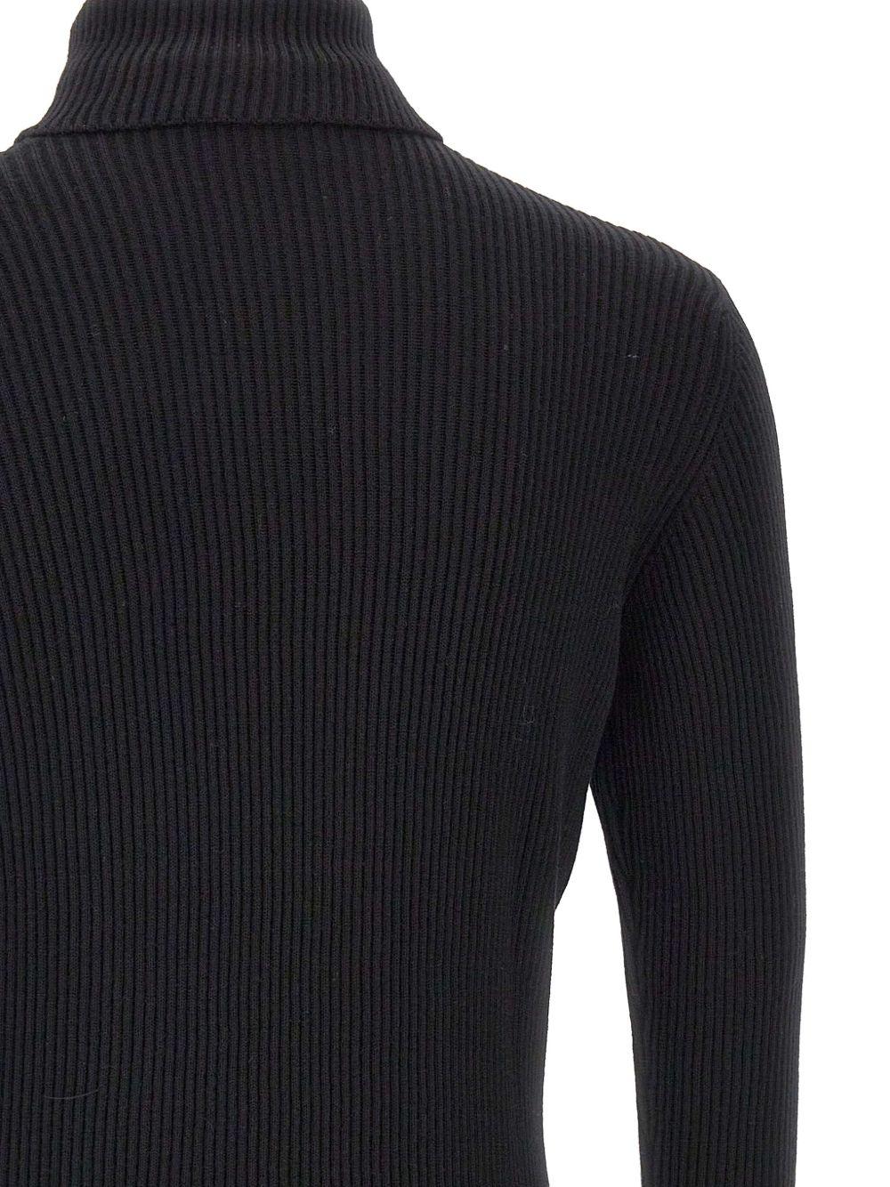 Maglione nero a coste con collo alto