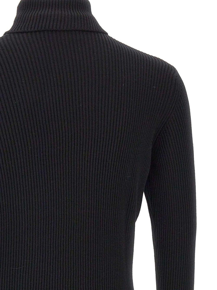 Maglione nero a coste con collo alto