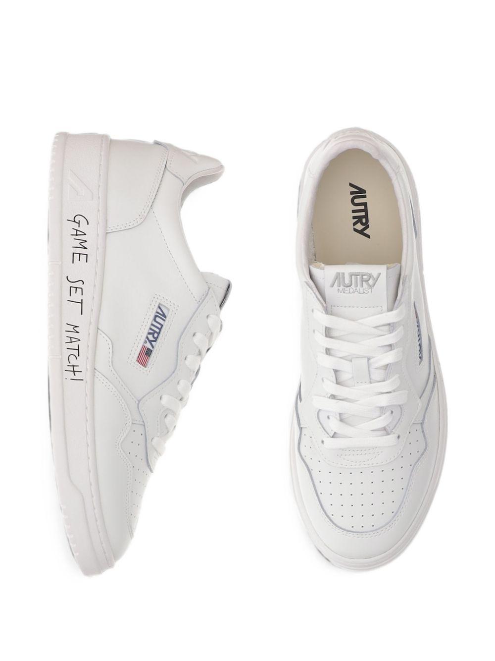 Sneakers bianche con stampa 