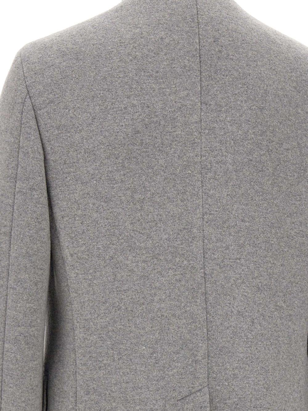 Cappotto grigio con colletto rialzato 