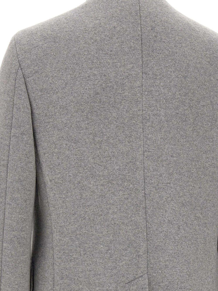 Cappotto grigio con colletto rialzato 