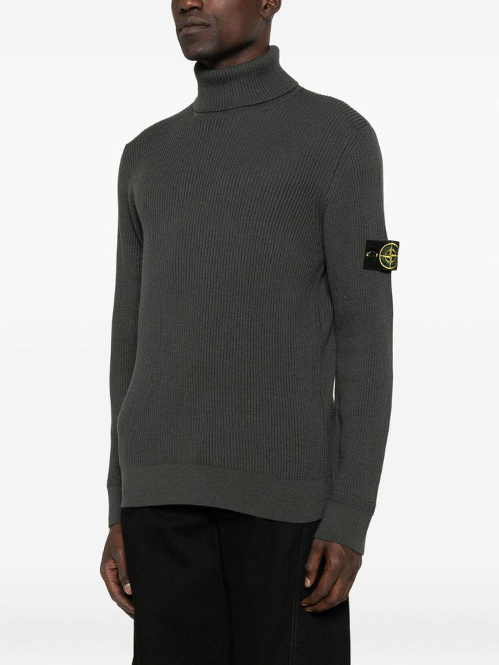 Maglione grigio a coste con collo alto 
