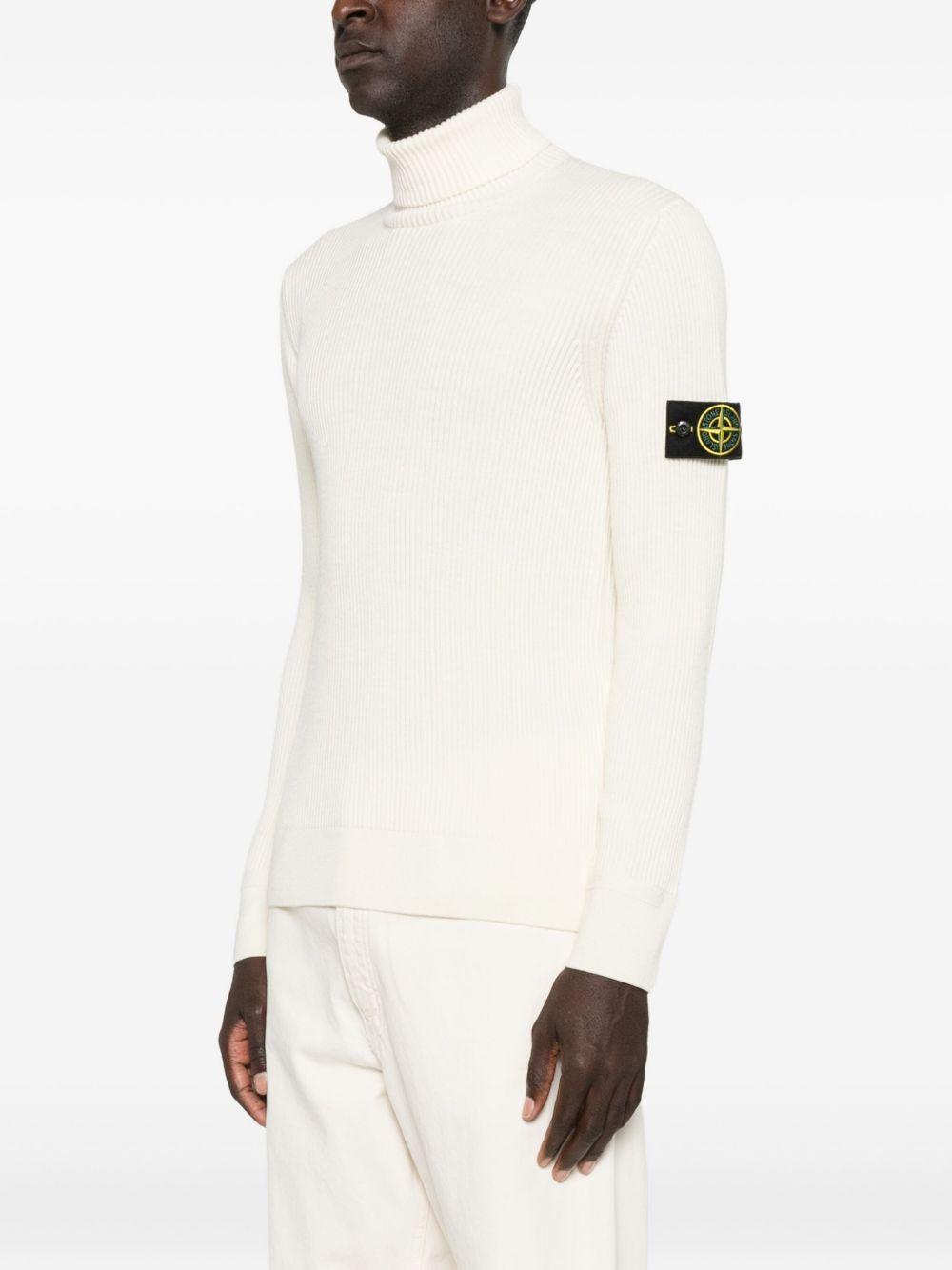 Maglione avorio a coste con collo alto 