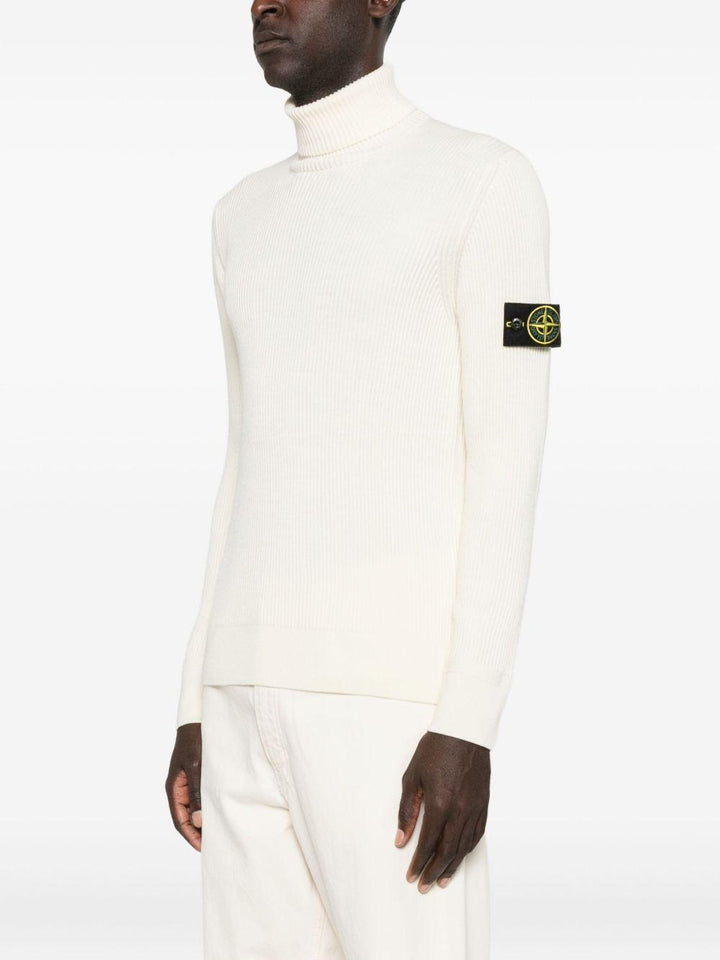 Maglione avorio a coste con collo alto 
