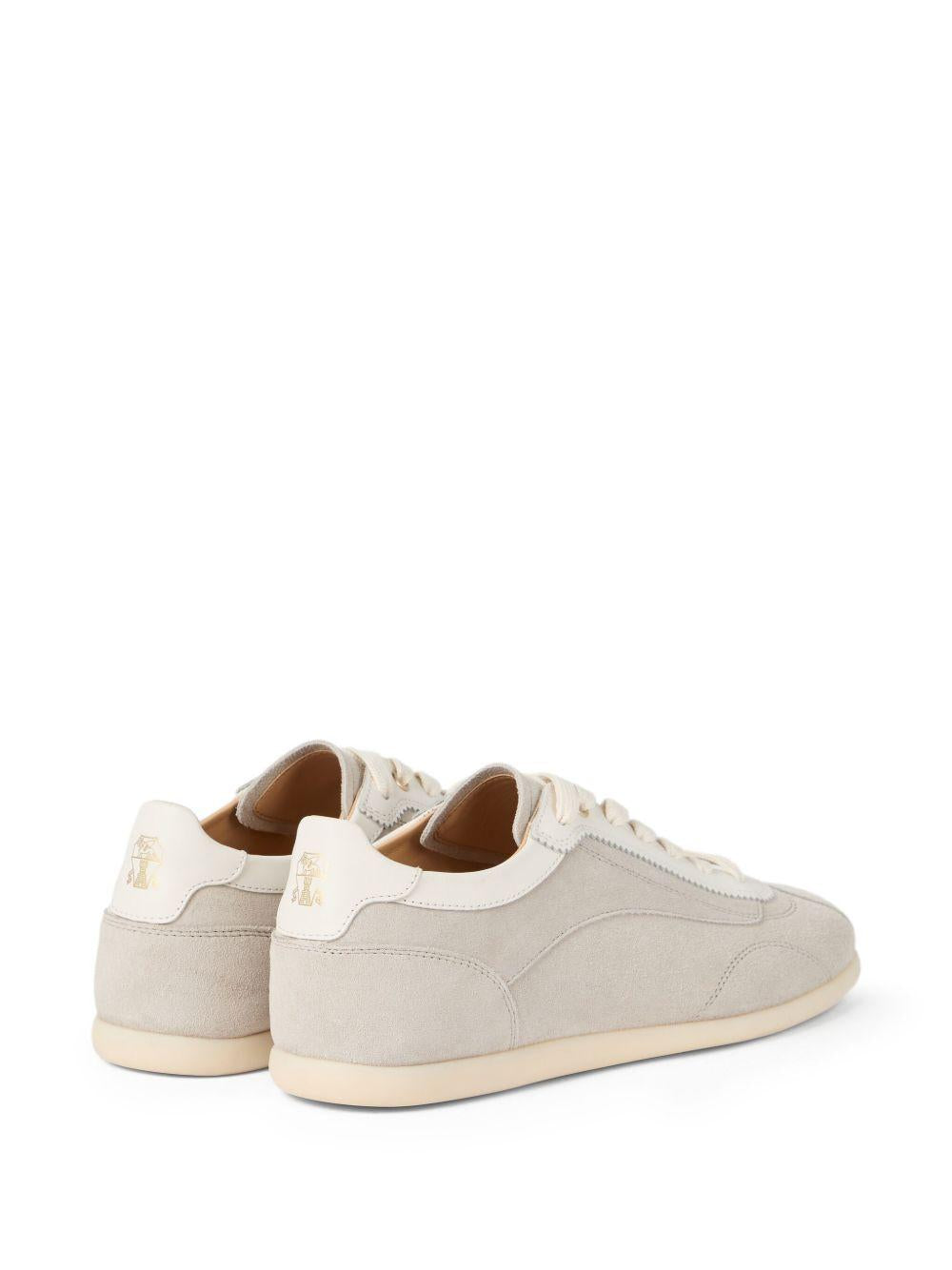 Sneakers grigio chiaro in pelle scamosciata con chiusura a lacci 