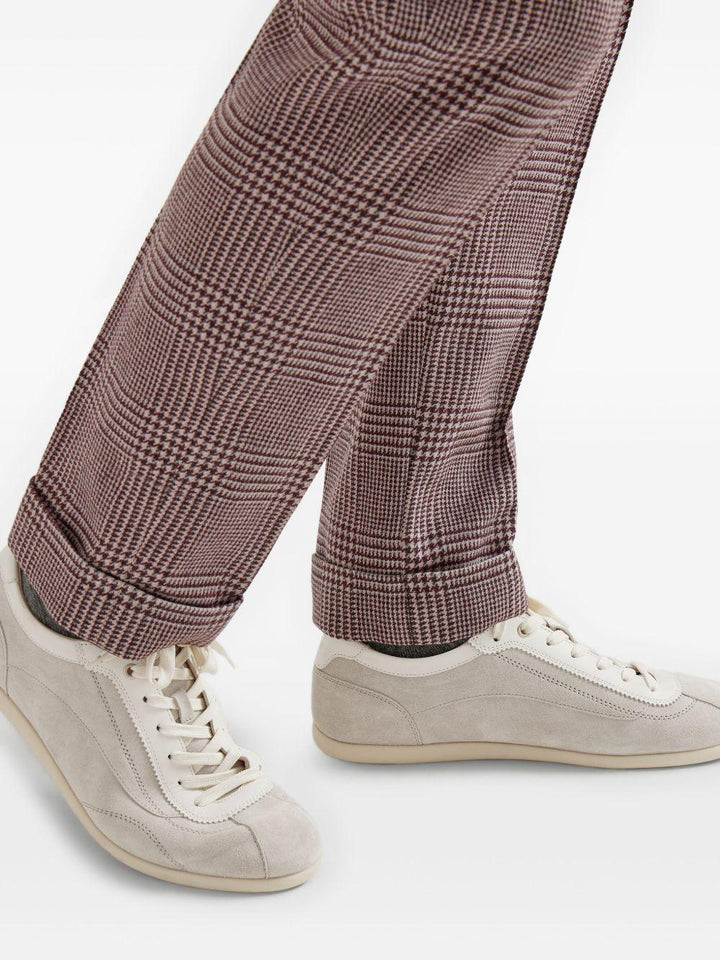 Sneakers grigio chiaro in pelle scamosciata con chiusura a lacci 