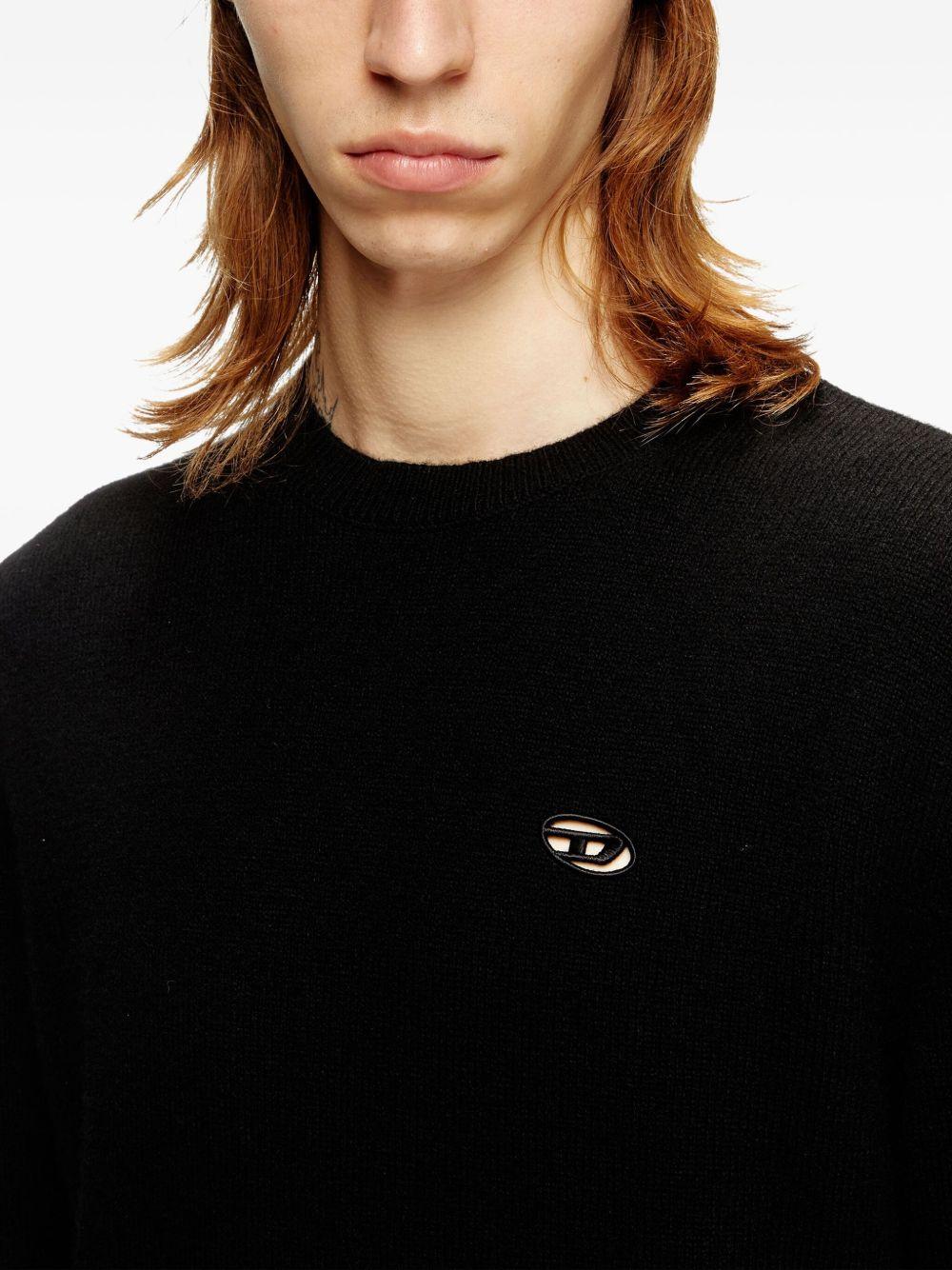 Maglione girocollo nero con ricamo 