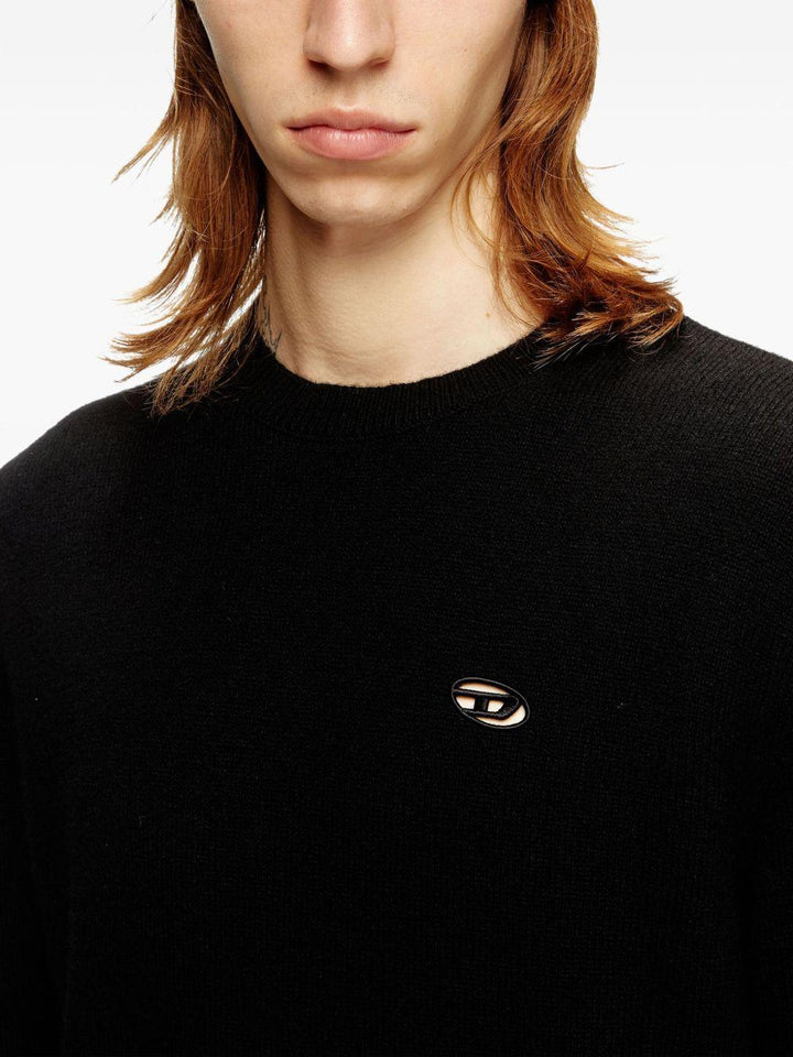 Maglione girocollo nero con ricamo 