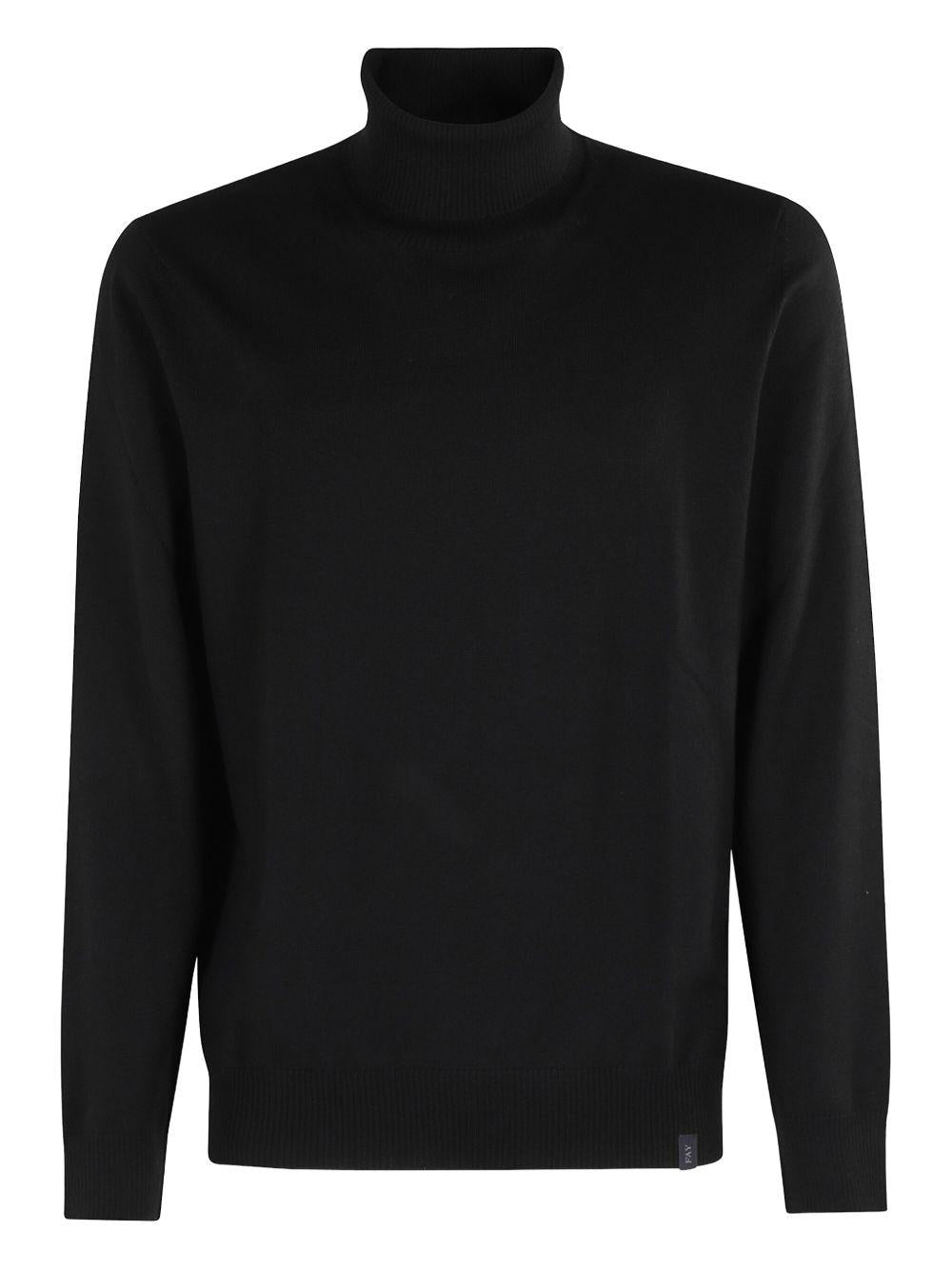 Maglione nero a collo alto 