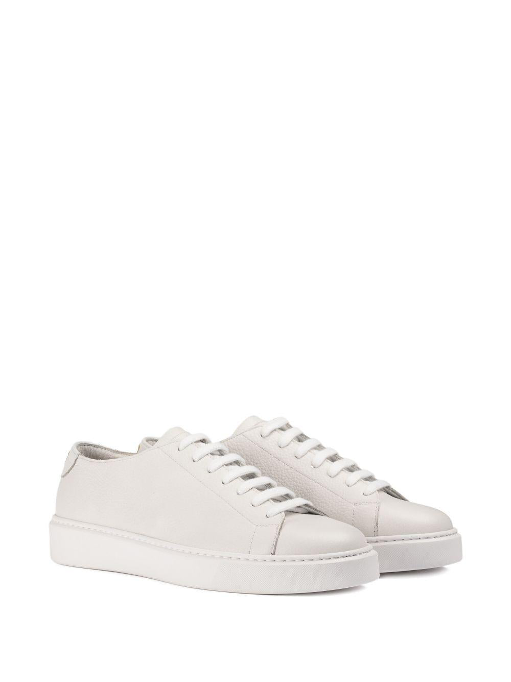 Sneakers bianche in pelle con lacci 