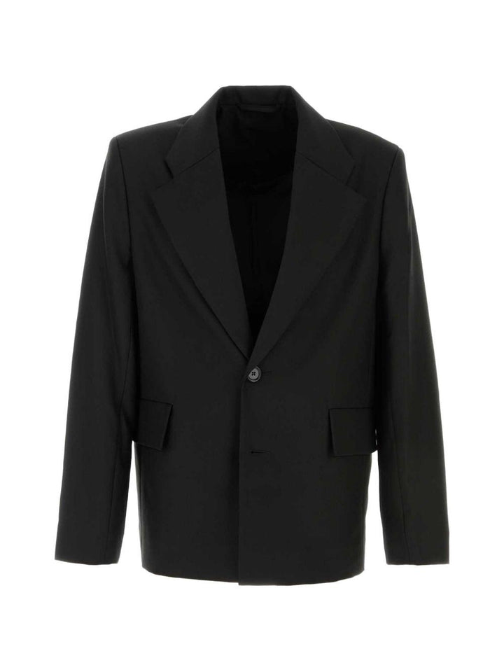 Blazer nero con revers classici e tasche con patta 