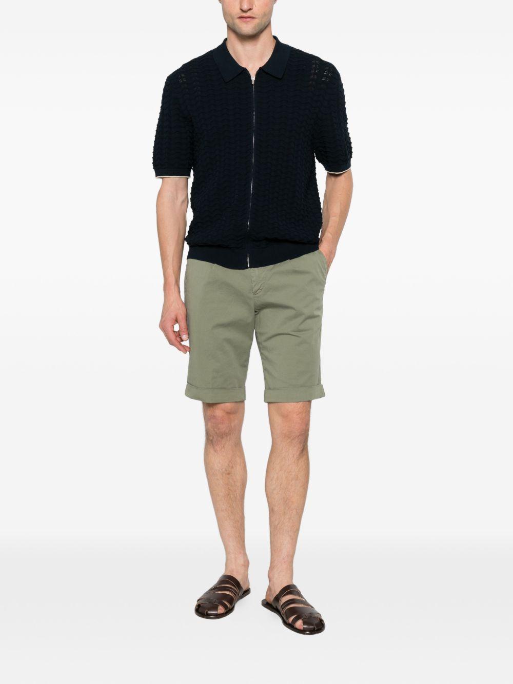 Shorts verde militare con risvolto 