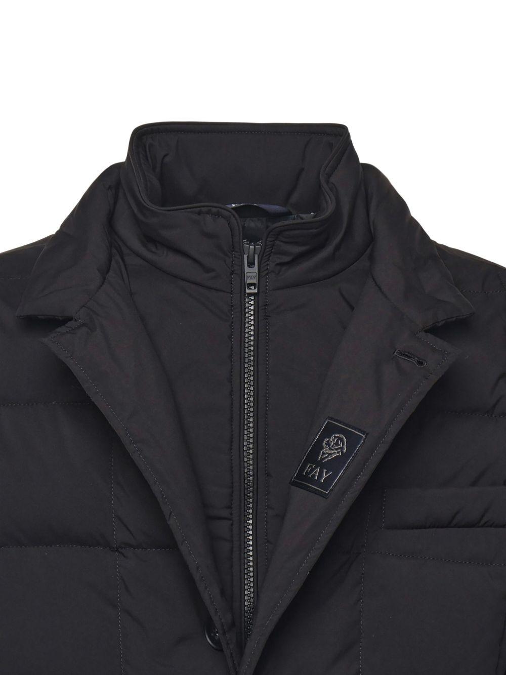 Piumino nero con bottoni 