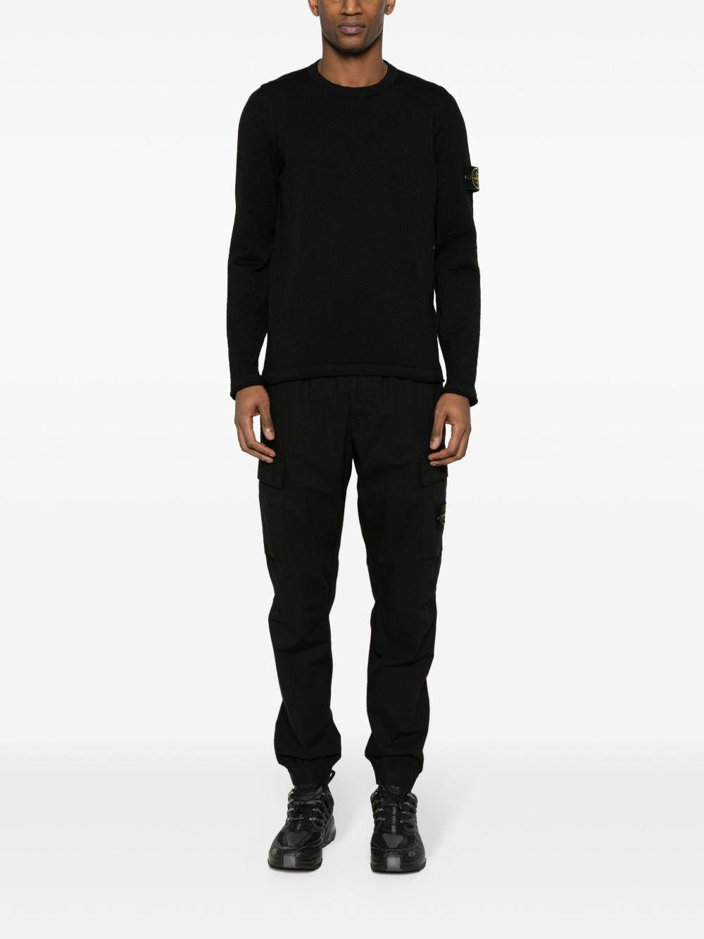 Maglione nero con applicazione 
