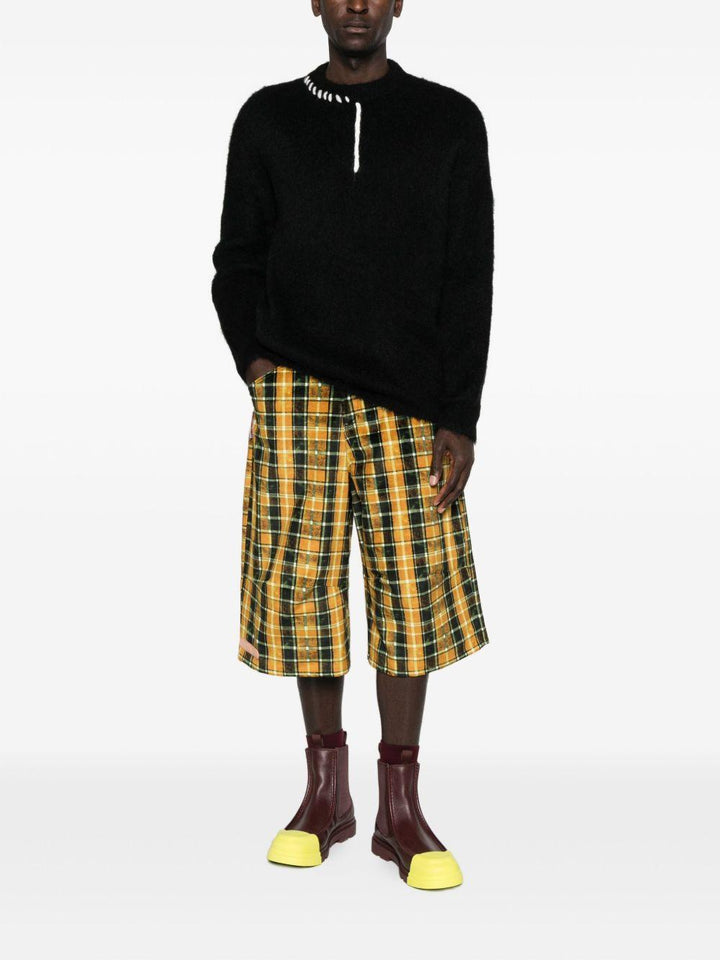 Maglione nero girocollo con ricamo 