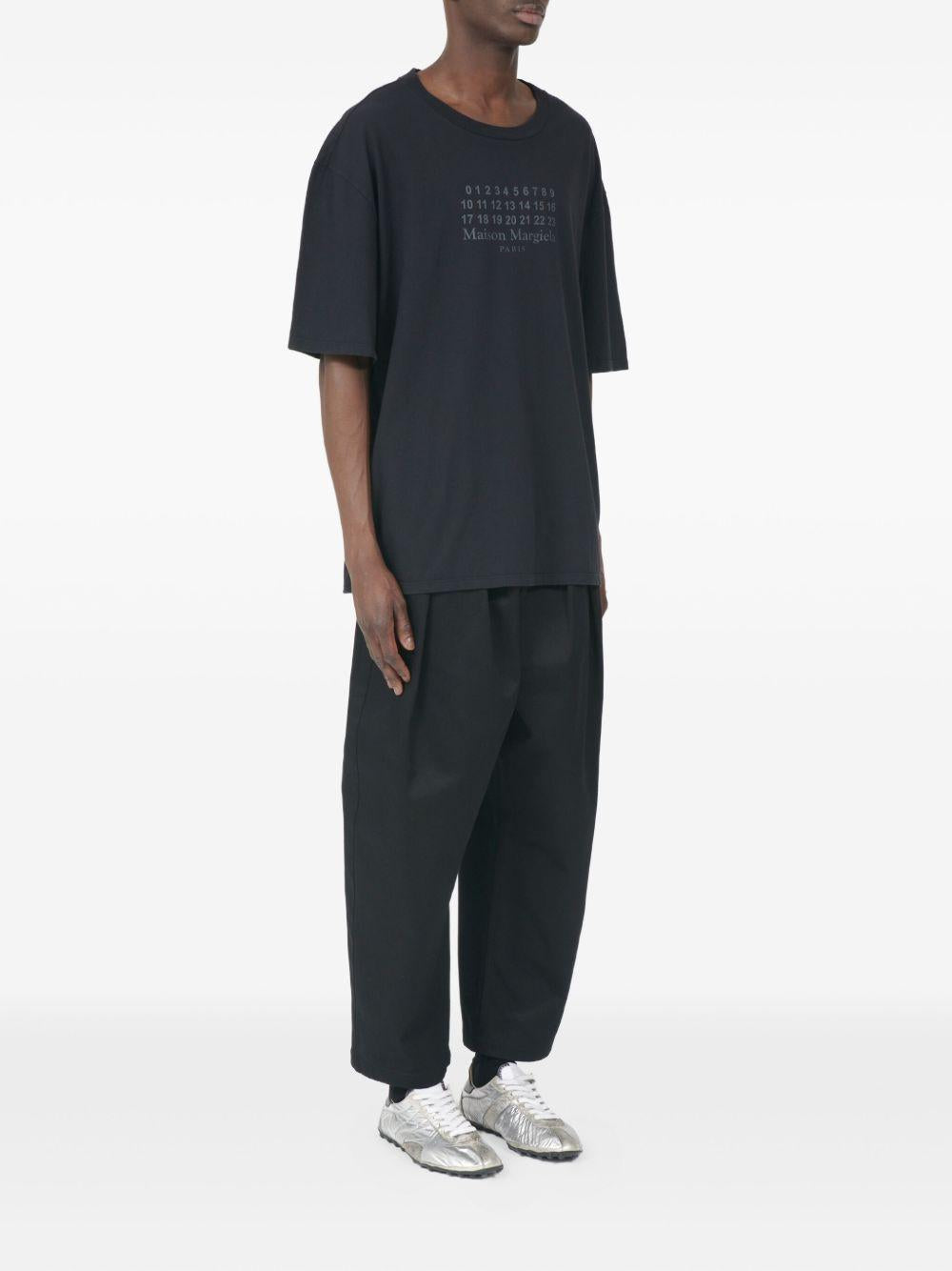 T-shirt nera con grafica numerica 