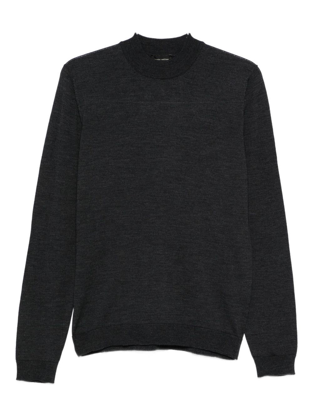 Maglione grigio a collo alto 