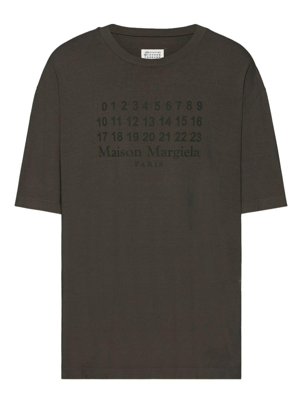 T-shirt grigio scuro con grafica numerica 