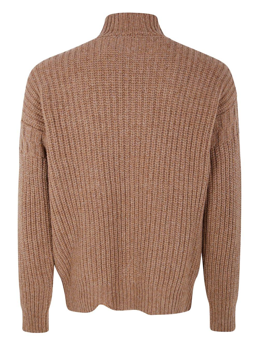 Maglione cammello a coste con collo alto 