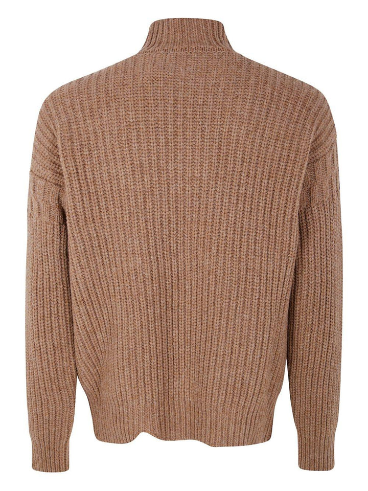 Maglione cammello a coste con collo alto 