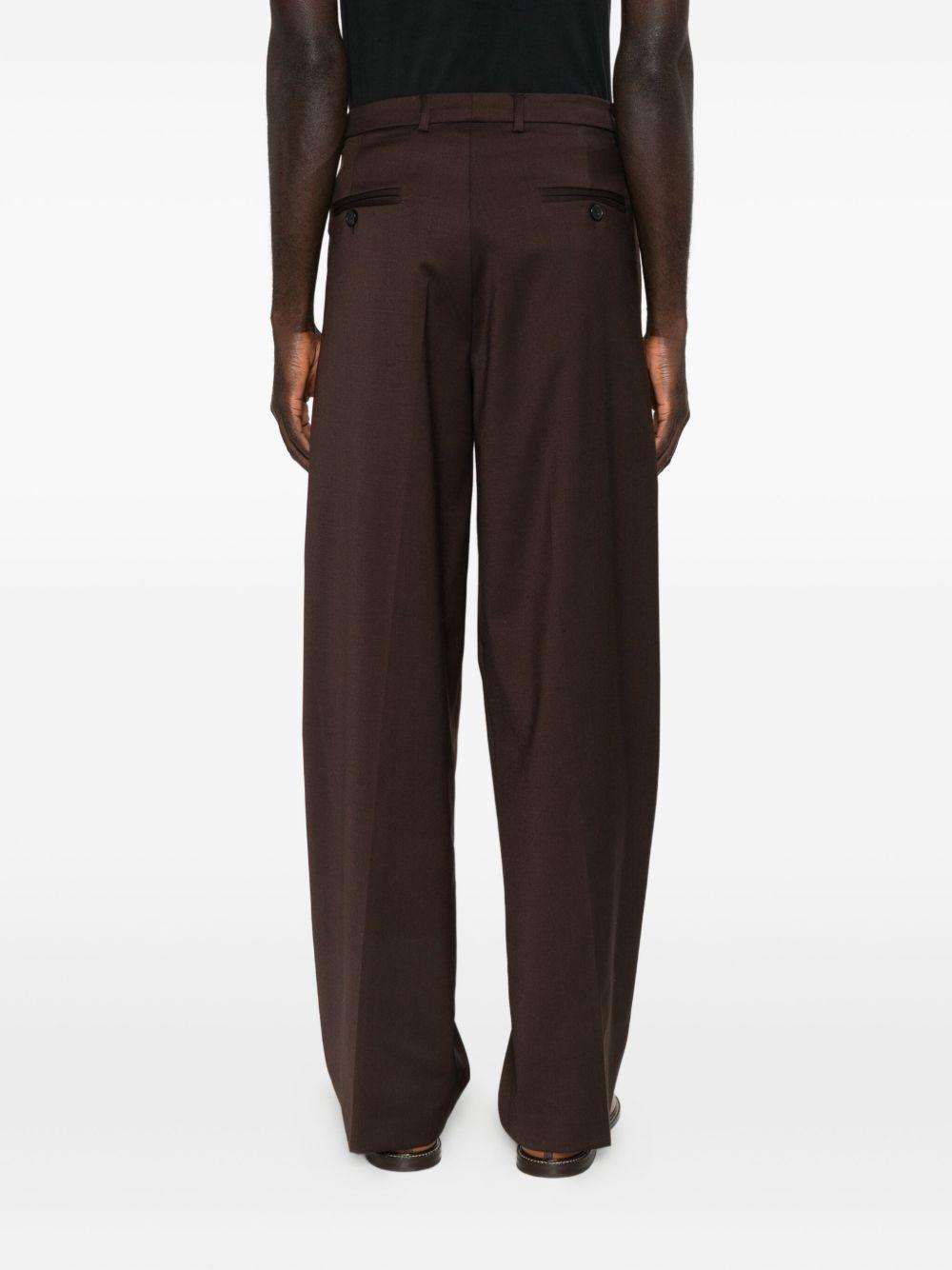 Pantaloni marroni con piega 