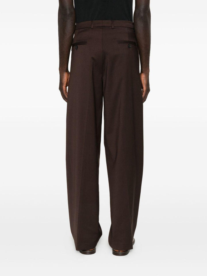 Pantaloni marroni con piega 