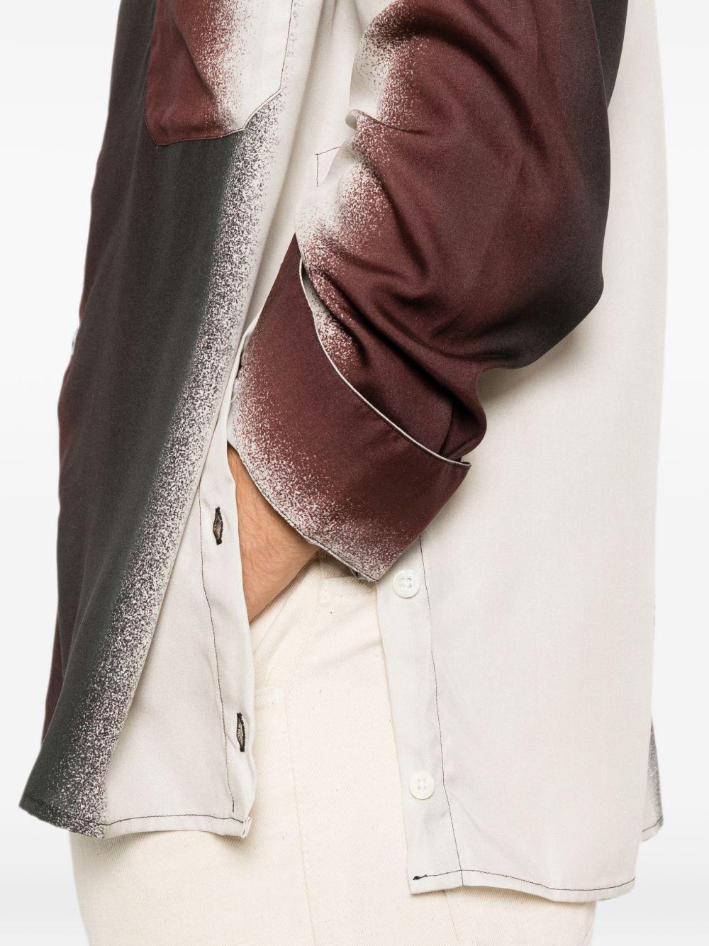 Camicia nera con stampa sfumata 