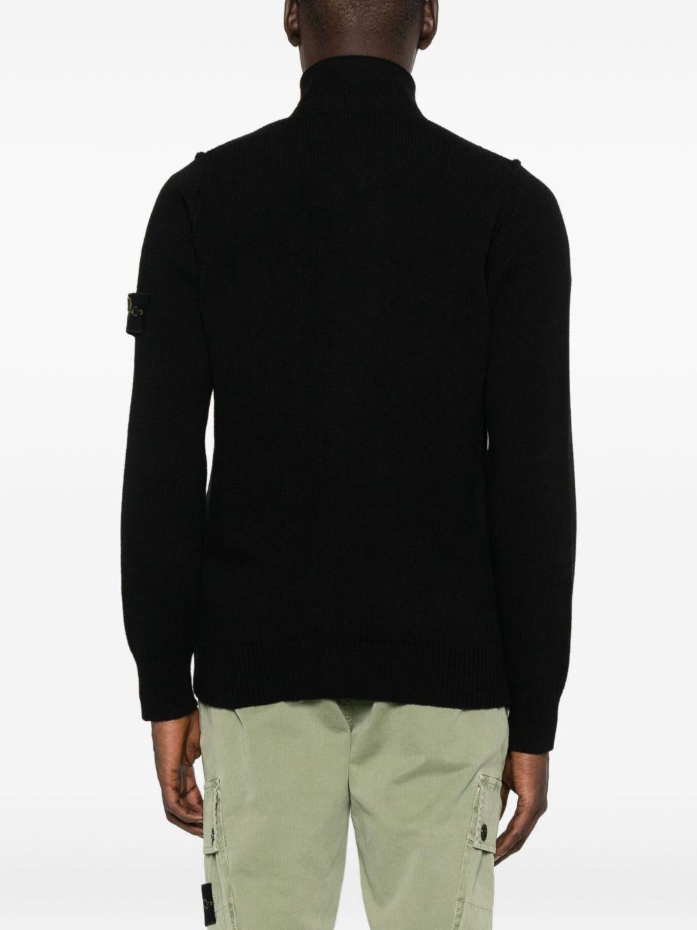 Cardigan nero a collo alto con bottoni 