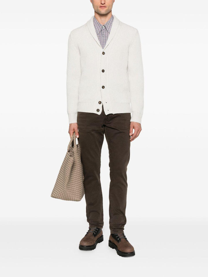 Cardigan beige con scollo a scialle e abbottonatura frontale