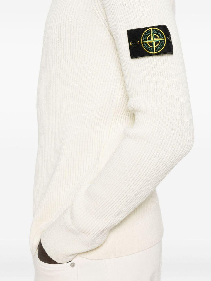 Maglione avorio a coste con collo alto 